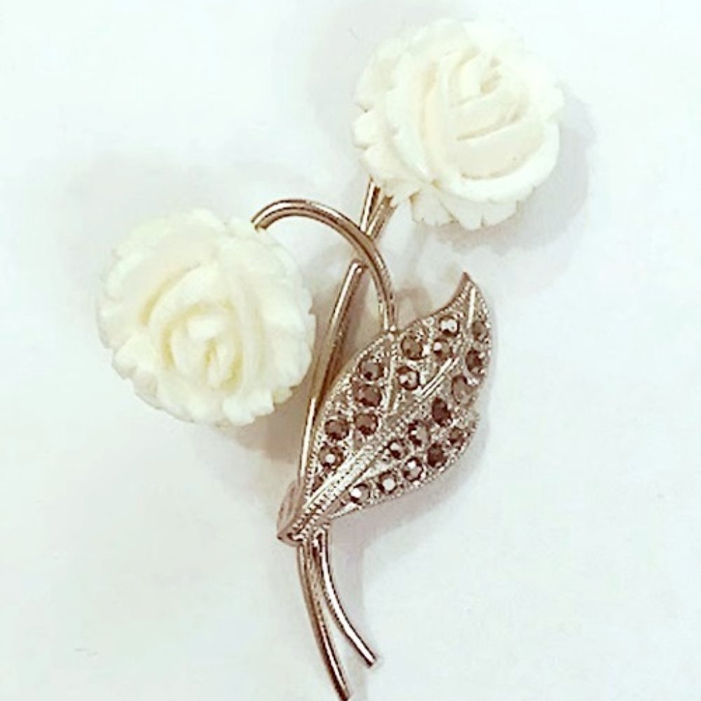 VINTAGE SILVER TONE BROOCH/PIN with CARVED IVORY WHITE ROSES & MARCASITE LEAF